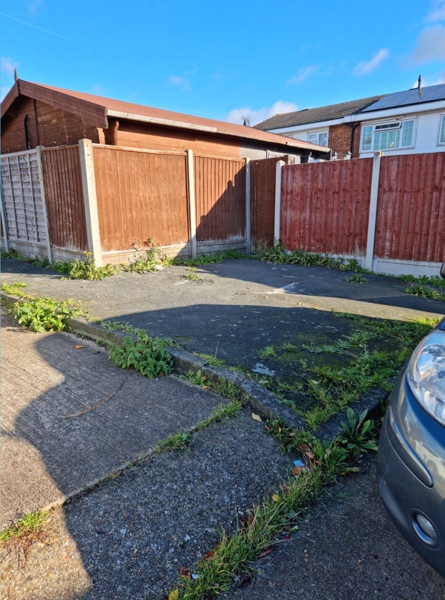 KimJOsborne's tweet photo. @BasildonCouncil Thank you @BasildonCouncil. How do we request a clean up of an area? Can't remember the last time someone was round to treat the moss and weeds. Surely a hazard as moss in first pic will get slippery as weather changes? https://t.co/nspBy6r1VR