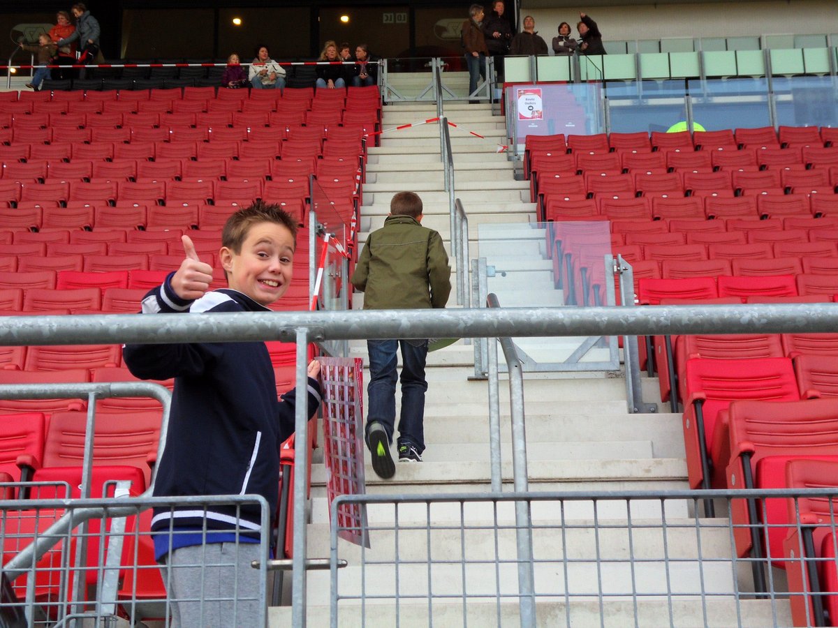 Haha, ik ben oude foto’s aan het uitzoeken. Kom je dit tegen: AZ-handtekeningendag. De dag na AZ-Arsenal, een late treffer van David Mendes da Silva. Ik vond deze beleving magisch, gaf de beste man nog een high five ook. Ik was zo trots!