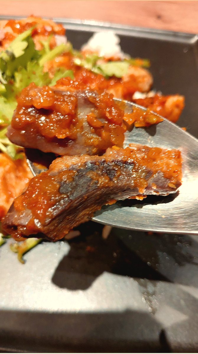 sgs_akita72's tweet photo. #神田カレー街食べ歩きスタンプラリー2021

#MONMOM のカレー味の内臓2021を頂きました🙏

牛モツがカレーになりました！
煮込みならたまに見かけますけどこちらは鉄板焼スタイルなので…多分焼いてる？

変にグニグニしてないモツが美味しい🍛

パクチー多目なので苦手な人は要注意！ https://t.co/5CDG6Vm05D