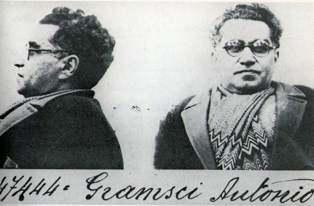 GActuel's tweet photo. Le 8 novembre 1926, malgré son immunité parlementaire, Antonio #Gramsci était arrêté à son domicile à #Rome par la police fasciste. Il était en train d'écrire son essai "Quelques thèmes de la question méridionale". Il sera condamné à 20 ans de réclusion par le Tribunal spécial. https://t.co/qqwm8kjeXB
