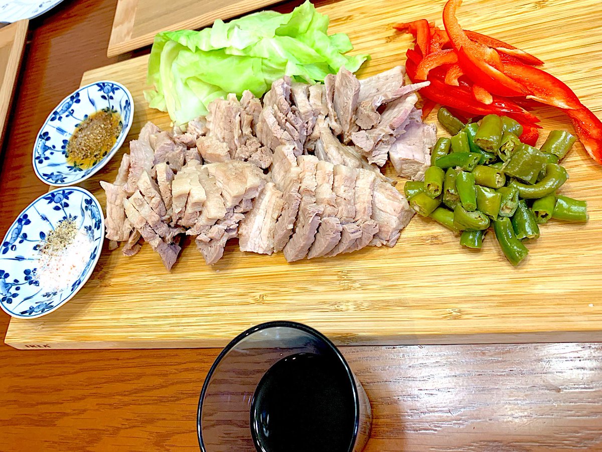 AskaSon's tweet photo. 今宵は茹で豚、スユクです。
思いつきでポッサムにしたので、
サンチュの代わりに茹でキャベツ、キムチやコチュジャン、あみの塩辛の代わりは自家製青唐辛子です。美味しい。赤ワインひと口🍷
#Inthesoop2 #スユク #茹で豚 #BTSJUNGKOOK
#as99 #アスクク #韓国料理教室 #ポッサム #수육 #보쌈 https://t.co/Vr2iEfseJK