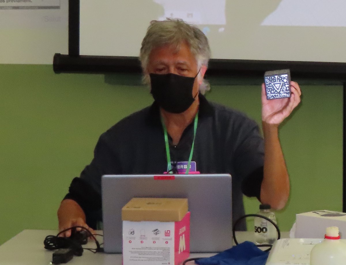 JesusArbues's tweet photo. Volem donar les gràcies a @coixinet per la feina feta el passat cap de setmana. Dos dies intensos compartint  tecnologia i el seu bon us.
Taller de @CoSpaces_Edu i @mergeedu amb Pol Aparicio. 
Gràcies https://t.co/lTWMxEXlTx
