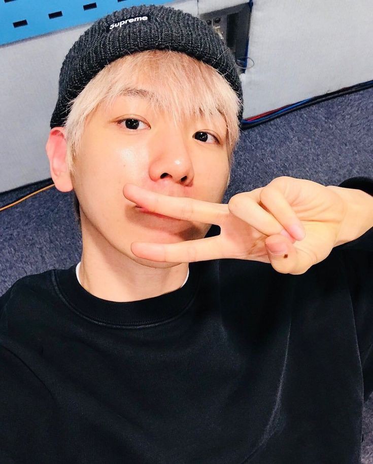_cbhaus's tweet photo. Chanbaek sns au kung saan 

"Hey, mali ata lyrics mo?" Sabi ng katabi nya 

"Ah nabigyan lang kasi ako ng free ticket" baekhyun gulped "di ko talaga sila kilala" he whispered 

Not knowing the guy he talk to just now ay isa sa bandmates kaso lang injured kaya wala sya sa stage. https://t.co/N02YQvM9S8