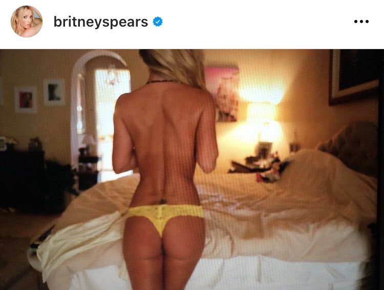 SimonElias's tweet photo. In her bedroom. Posting a Picture that resembles Surveillance footage. #BlackBoxSecurity #FreeBritney
Britney telling us stuff without telling us. Queen of knowing everything. https://t.co/gPpT56n74e