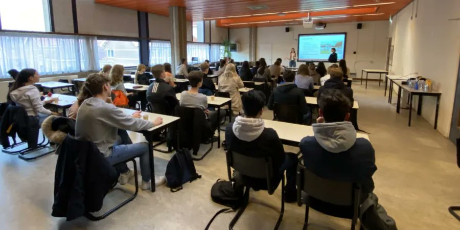 4 november bezocht VT5 University College Utrecht, waar ze voorlichting kregen over de Engelstalige bacheloropleidingen. Daarna kregen ze een rondleiding over de Campus. 's Middags maakten de leerlingen van VT5 een architectuurwande... Lees meer: buff.ly/31ygwRd #Helmond