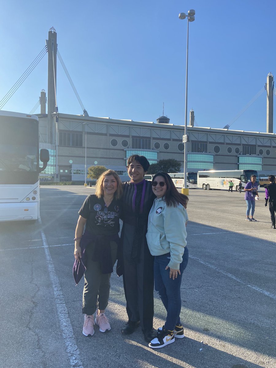 concepcion36's tweet photo. Deseándole lo mejor hoy a la banda de Cesar Ridge en su última competencia Final UIL State Champ. We R CR 💜🖤💜🖤 https://t.co/EITg6a6hE5