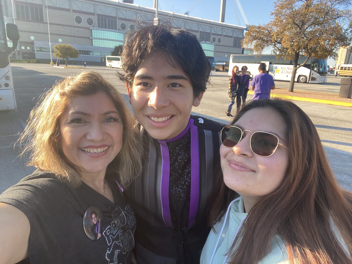 concepcion36's tweet photo. Deseándole lo mejor hoy a la banda de Cesar Ridge en su última competencia Final UIL State Champ. We R CR 💜🖤💜🖤 https://t.co/EITg6a6hE5