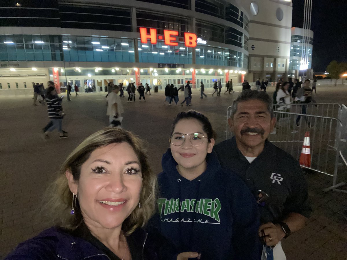 concepcion36's tweet photo. Deseándole lo mejor hoy a la banda de Cesar Ridge en su última competencia Final UIL State Champ. We R CR 💜🖤💜🖤 https://t.co/EITg6a6hE5