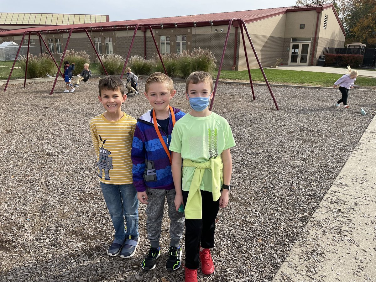 MillerRm33GES's tweet photo. Recess boundaries no more!! #greatrecess #friendseverywhere ☺️ https://t.co/mI3BaioSjs