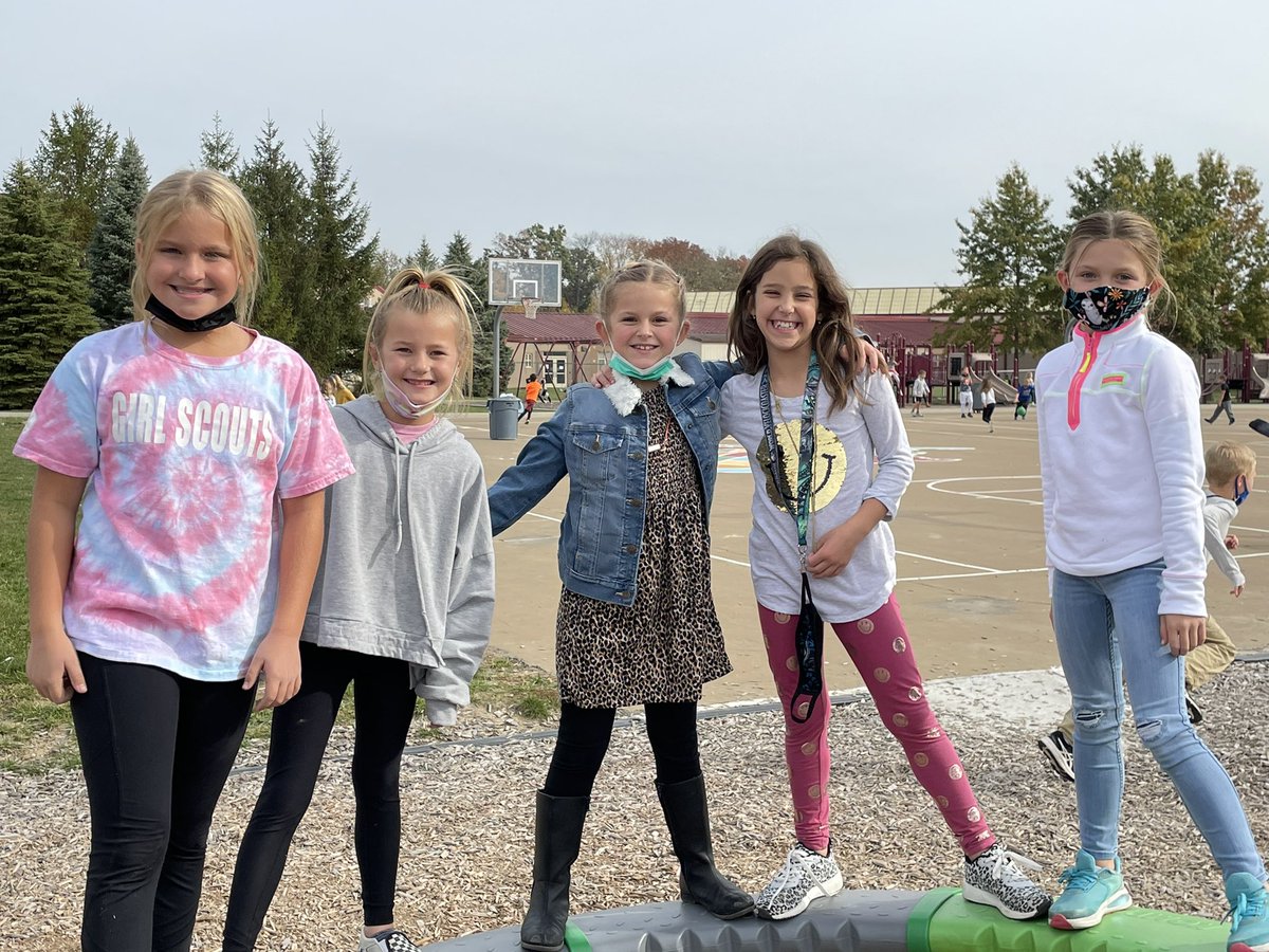 MillerRm33GES's tweet photo. Recess boundaries no more!! #greatrecess #friendseverywhere ☺️ https://t.co/mI3BaioSjs