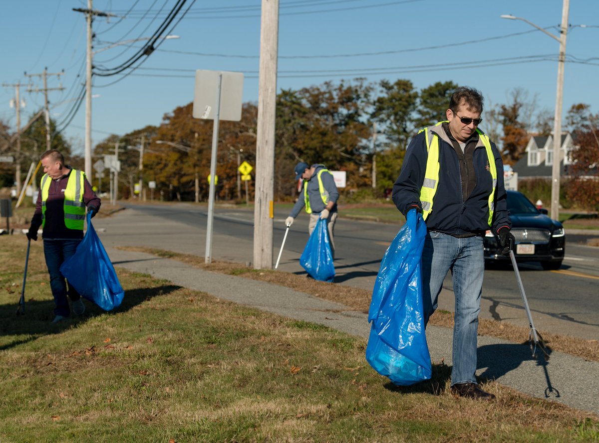 pickupmass's tweet photo. Thank you all the volunteers that helped us pick up Barnstable! Together, we can clean up communities around Massachusetts. #PickUpMass https://t.co/cvGCiiIo4j