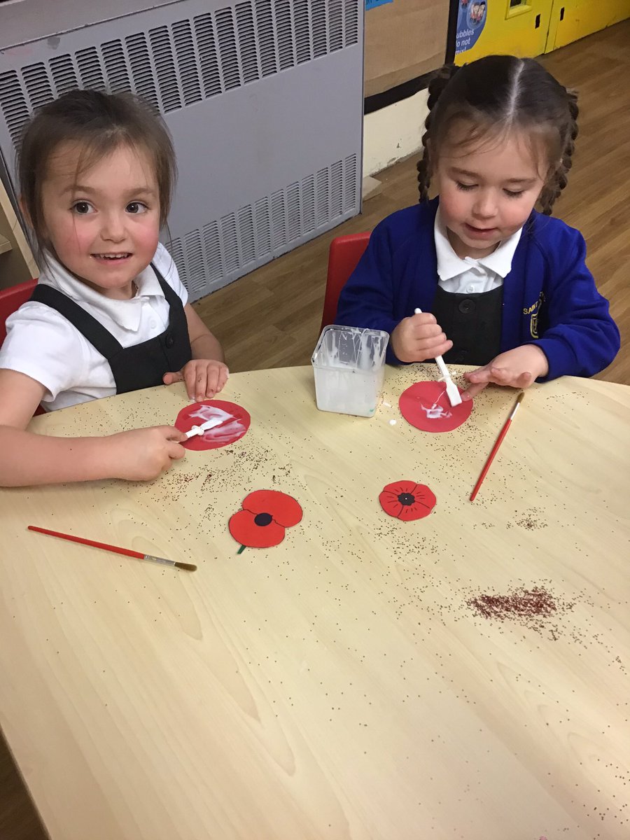 Lots of busy children at our first EYFS art club. #RememberanceDay #poppy #Artsmark <a href="/hesketh_miss/">Nursery - Miss Hesketh</a> <a href="/KGrangeStMarys/">Mrs Grange</a>