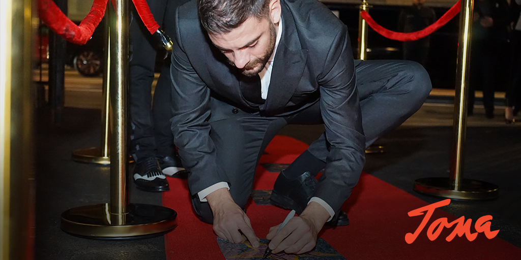 tomafilm2021's tweet photo. Na premijeri „Tome“ u Čikagu, publika je glumce dočekala i ispratila velikim aplauzima i ovacijama. Bila je to jedna divna premijera koja je sve gledaoce vratila u ono zlatno doba – a upravo takvu američku premijeru je ovo remek-delo i zaslužilo! https://t.co/COLnCaB0Wk