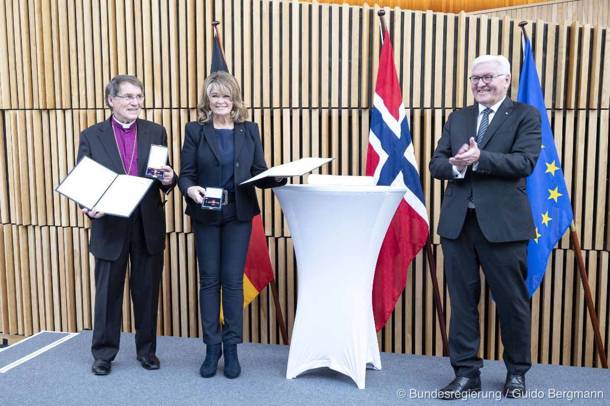 Gunnar Stålsett was awarded the Order of Merit of the Federal Republic of Germany by Federal President Frank-Walter Steinmeier on Friday in Oslo. We congratulate him! ringforpeace.org/orderofmerit  #rfpnews #ringforpeace #religionsforpeace #bundesverdienstkreuz