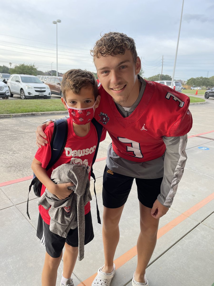 Dawson_EaglesFB's tweet photo. Let’s hear it for our #Eagle #Family who were out and about at Silvercrest and Silverlake welcoming our #future eagles on this beautiful November morning #silvercrestelementary #silverlakeelementary #wearepisd #dawsoneagles https://t.co/Fb900EMbb7