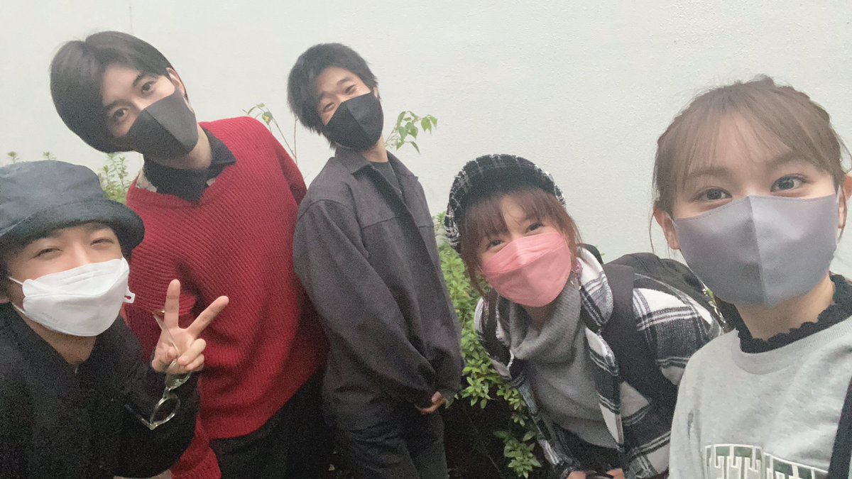 itoyui0426's tweet photo. 今日の稽古OFFは
NARUTOメンバー
(＋先に帰られた細川さん)と
アクション練習へ🤸‍♀️🤸‍♀️

みんな新しい技に
どんどん挑戦していて本当すごい😂
また明日からもがんばろう〜✊🏻！

#舞台NARUTO #NARUTO https://t.co/fz2KAqaGnD