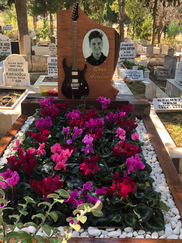 Hergün sana beddua ediyorum ,MEHMET EMRAH KURTOĞLU af sayesinde  sokaklardasın ,alkol alıp hız yapmaya devam ediyorsundur .Başka bir gencin canını yakmadan kendi sonu getirirsin inşallah