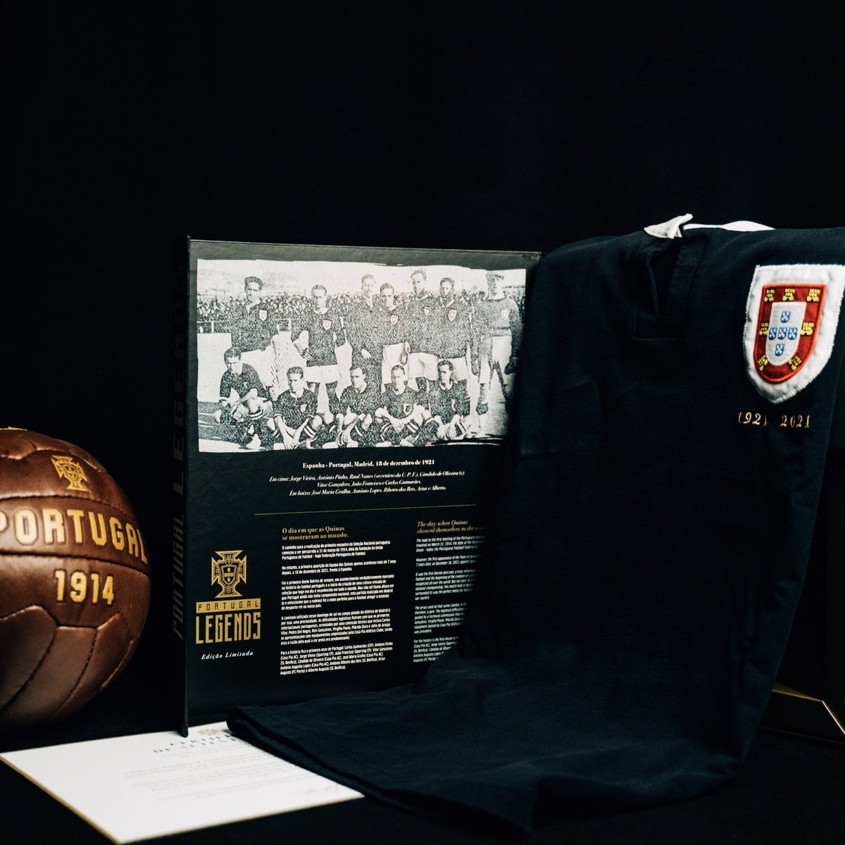 lnstantFoot's tweet photo. Le Portugal disputera ses deux matchs de trêve avec un maillot célébrant les 100 ans de la sélection ! 🇵🇹 
Il s'agit d'une réplique du tout premier maillot.

Cette édition sera vendue à 500 exemplaires seulement avec un certificat d'authenticité et un ballon de l'époque. https://t.co/nYAWsjOtZX