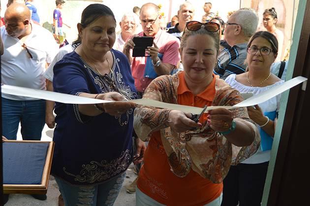radiorebeldecu's tweet photo. 📻🇨🇺🎙️ A los 25 años arriba la corresponsalía de #RadioRebelde en #VillaClara. Llegue la felicitación y el abrazo a quienes se han comprometido con la presencia de la #EmisoraDeLaRevolución en ese territorio, en especial a la periodista @MinoskaCuba.

Seguimos #AlRitmoDeLaVida https://t.co/wVuBxcyxTj