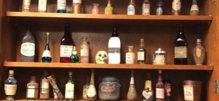 MuggleNet's tweet photo. Want to create your own "Potter" apothecary? Check out how to make your own potion bottles here! https://t.co/gzF7klegTI #PotterDIY https://t.co/Ath084NPcy