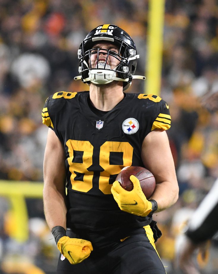 PFF_Steelers's tweet photo. Highest-graded #Steelers in Week 9 (min. 25 snaps):

1️⃣ Pat Freiermuth, TE- 85.6
2️⃣ Cameron Heyward, DI- 85.4
3️⃣ T.J. Watt, EDGE- 73.5
4️⃣ Diontae Johnson, WR- 71.1
5️⃣ Trai Turner, OG- 65.1 https://t.co/f4UxAqhNmS
