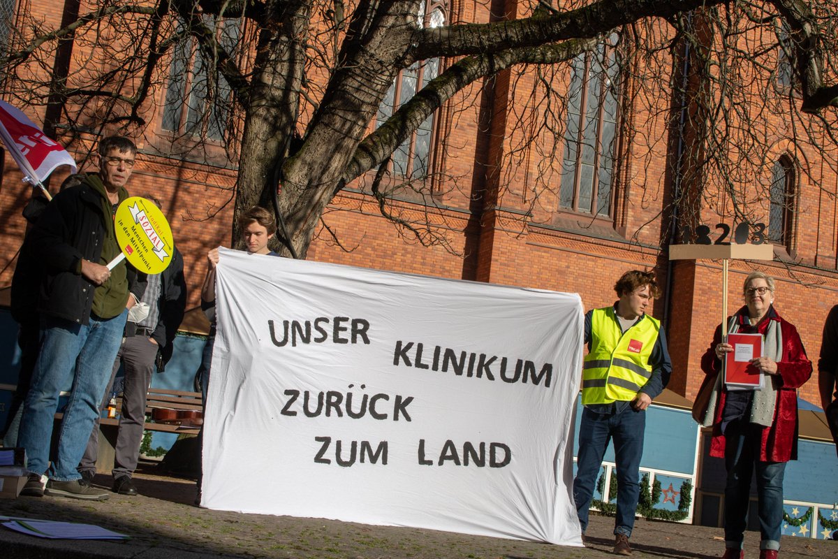 LinkeLTGHessen's tweet photo. In einer Petition fordern inzwischen über 18.200 Menschen eine Rückführung des #UKGM in die öffentliche Hand. Diese Petition wurde heute dem Landtag übergeben. DIE LINKE unterstützt ohne Wenn und Aber die Petition. Wir werden sie deshalb am Donnerstag zum Thema im #HLT machen. https://t.co/XlNOJcgQxa
