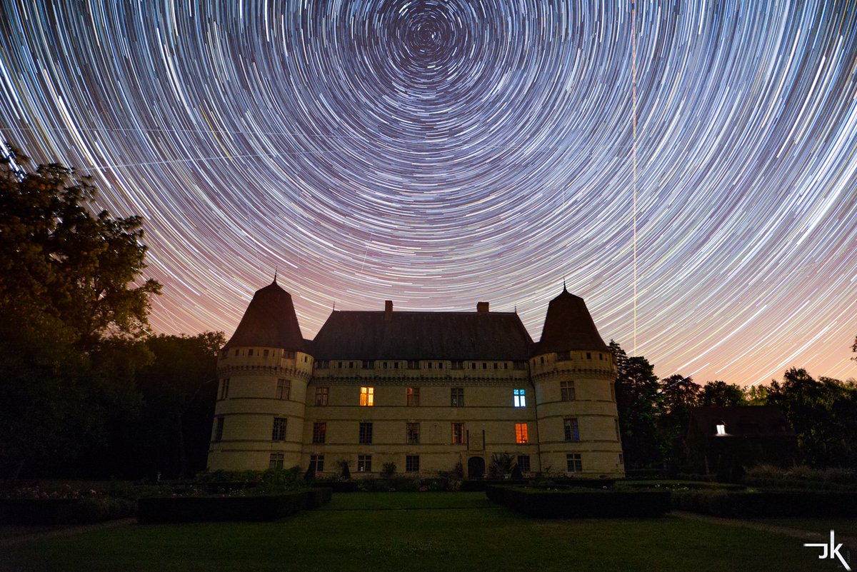 jklinger_photo's tweet photo. "Circumpolaire �� l'Islette" 🏰
Il y a deux mois, j'ai réalisé ce cliché circumpolaire d'1h15 à partir de 300 clichés de 13s au château de l'Islette. 😃
#photo #chateau #islette #touraine #centrevaldeloire #france #astro #circumpolaire #etoile #castle #star #voyage #travel https://t.co/1RI4tBk4g3