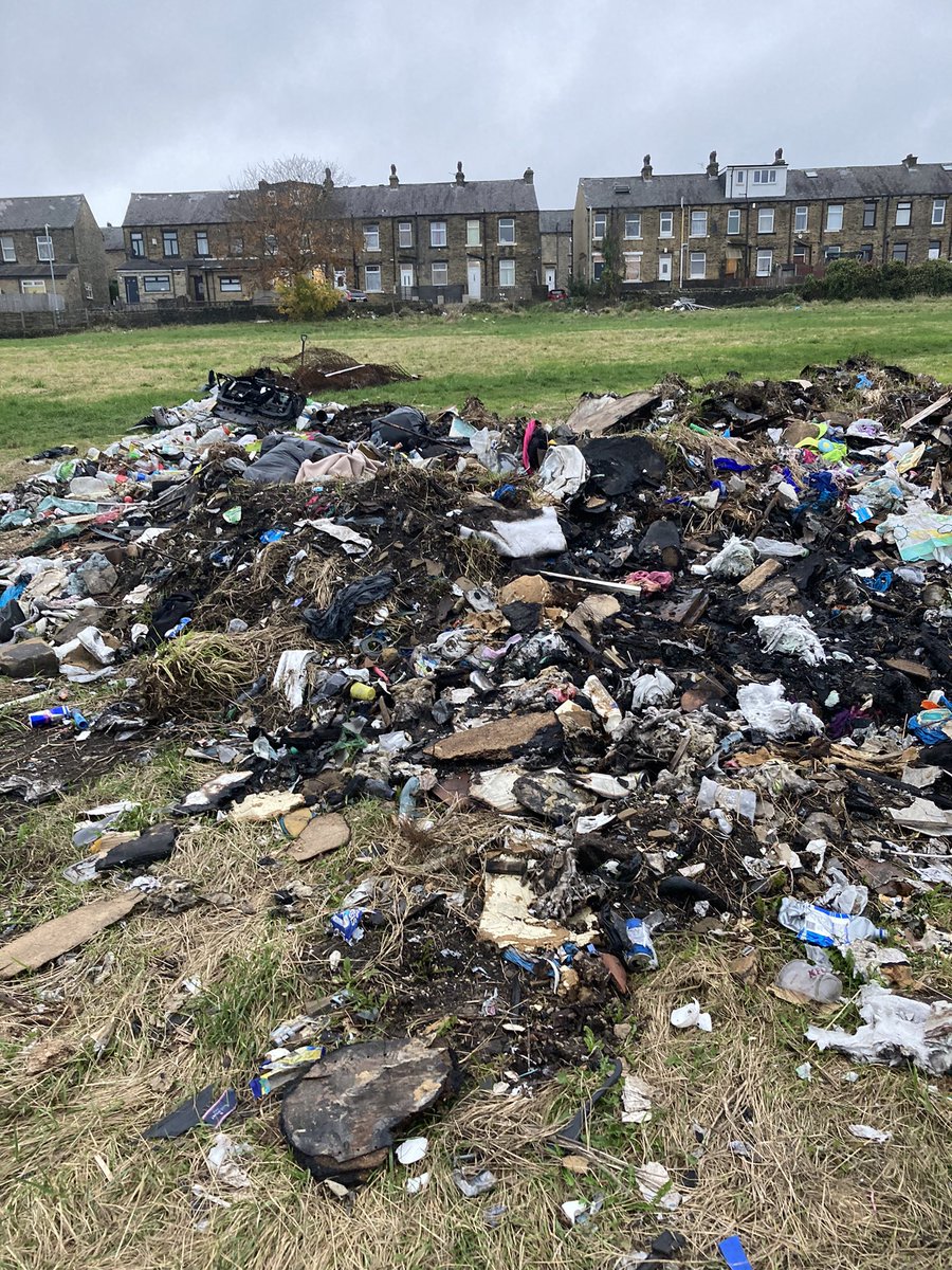 332Bev's tweet photo. Team 5
Looking for evidence- fly tipping..! 
The perpetrators will be caught and will be prosecuted..!!

@CMBC_CSRT
@332Bev
@cswkirsten322
@WardenClaire1

#cleanergreener
#openspaceforall
#safercommunities
#itsyourtownnotyourtip https://t.co/B0iHoBZHlB