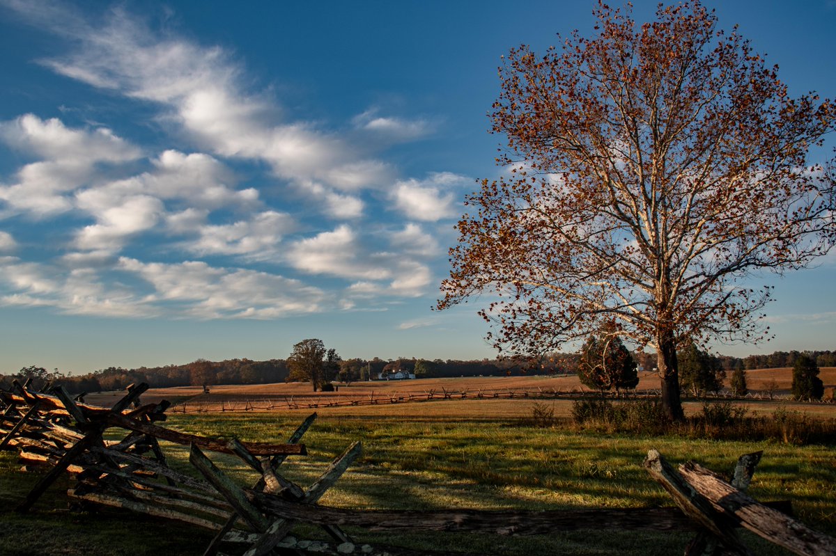 An early morning fall view of Henry Hill with the Visitor's Center in the distance

#manassasnps #findyourpark #encuentratuparque