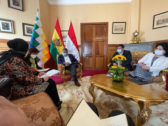 MRE_Bolivia's tweet photo. El Canciller @RogelioMayta_Bo, en reunión sostenida con la Embajadora de Indonesia Marina Estella Anwar, dio seguimiento a los compromisos acordados con su Ministra en ocasion de la 76 Asamblea de NNUU, el pasado mes de septiembre. https://t.co/5pKVEj6aPX
