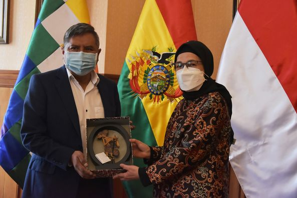 MRE_Bolivia's tweet photo. El Canciller @RogelioMayta_Bo, en reunión sostenida con la Embajadora de Indonesia Marina Estella Anwar, dio seguimiento a los compromisos acordados con su Ministra en ocasion de la 76 Asamblea de NNUU, el pasado mes de septiembre. https://t.co/5pKVEj6aPX
