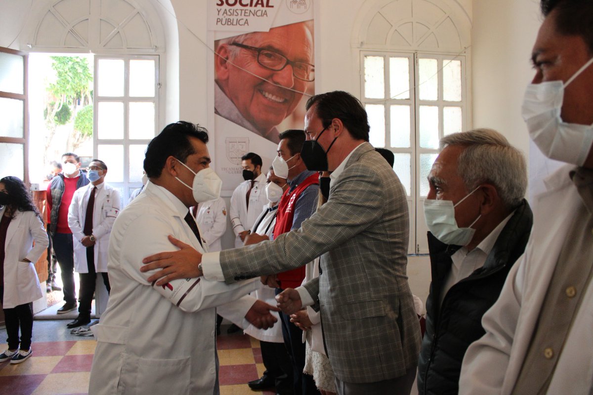 HTecamachalco's tweet photo. 👩🏻‍🔬👨🏻‍🔬Presentación del Ejército Blanco, médicos para las casas de salud de las comunidades, donde estarán dando atención médica gratuita a los tecamachalquenses mejorando el servicio de salud pública así como la dignificación de las instalaciones.

#ElGobiernoQueNecesitamos https://t.co/XQmVgAm12p