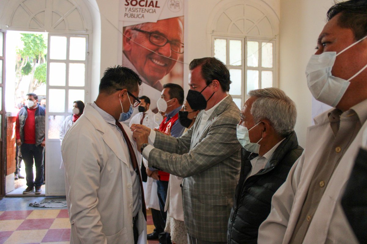 HTecamachalco's tweet photo. 👩🏻‍🔬👨🏻‍🔬Presentación del Ejército Blanco, médicos para las casas de salud de las comunidades, donde estarán dando atención médica gratuita a los tecamachalquenses mejorando el servicio de salud pública así como la dignificación de las instalaciones.

#ElGobiernoQueNecesitamos https://t.co/XQmVgAm12p