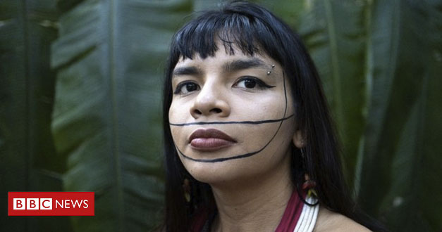 bbcbrasil's tweet photo. Ataque de Bolsonaro 'faz minha voz ecoar mais', diz Txai Suruí, jovem indígena que discursou para líderes mundiais na COP26 https://t.co/cDmRdocQ3s https://t.co/KPfg5ovLre