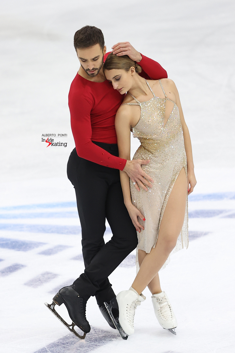 insideskating's tweet photo. From the opening pose till the last second, this free dance is an #ArtNouveau jewel.
@GabriellaPks and @GuillaumeCIZ becoming one with Gabriel Fauré’s Élégie in Torino, at #GPItaly.
#InsideSkatingHighlights https://t.co/09gOmT2smj