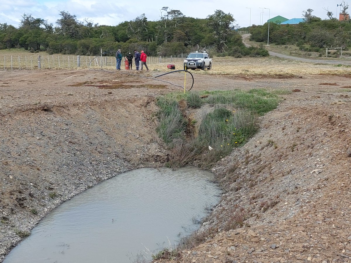 subdere_MA's tweet photo. 📢En la localidad de Pampa Guanaco, de @MuniTimaukel, #JacquesRoux, junto al alcalde y equipo técnico y con el consultor del proyecto "Agua Potable" que está financiando @laSUBDERE, visitaron el lugar donde se hizo el pozo ¡encontrando agua! 🥛¡Una gran noticia para este sector! https://t.co/SUVCdny8P0
