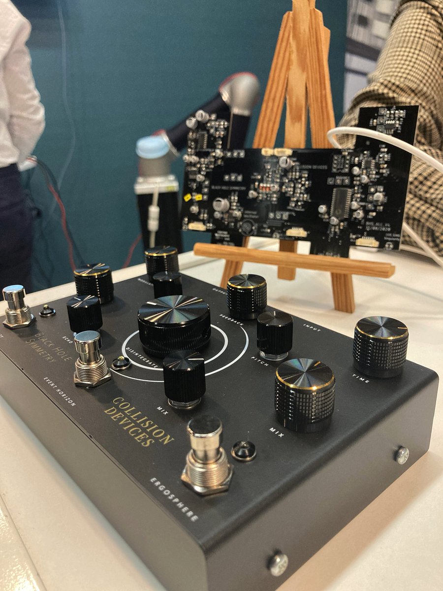 Ça c’est un produit de l’entreprise Collision de Denis Gaborit et Baptiste Esseulé. Si vous êtes branché #guitar 🎸vous devez absolument connaître cette pédale d’effet -Black Hole Symmetry - tout est fait en France !!!
Avec le concours de <a href="/WeNetwork_/">We Network</a>