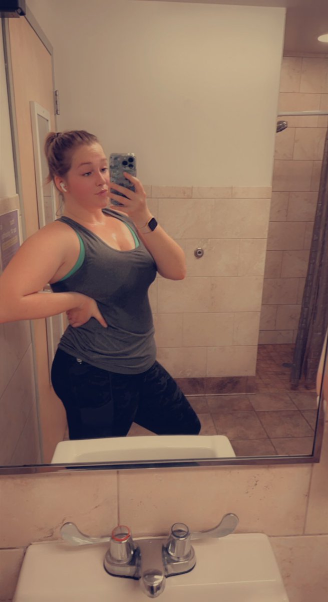 Jenandjuice16's tweet photo. Hack squat 320 for 10 reps then do the rest of your leg day workout https://t.co/ZgrOBW2Urj
