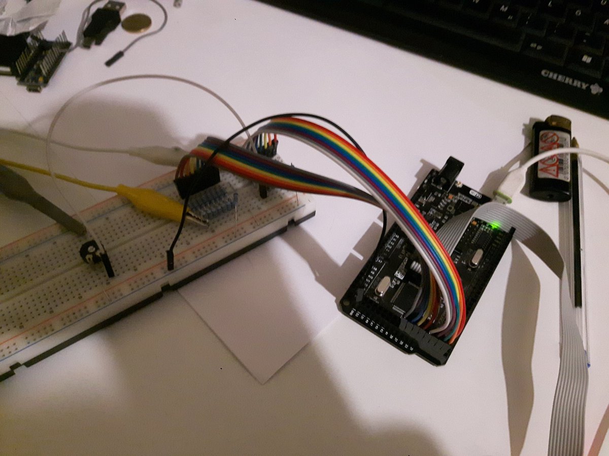 leobloess's tweet photo. @toybaer Jup, ist ein atmega der über seriel an nen Rechner angeschlossen ist und dann mit 2 8Bit DACs die Buchstaben vectormäßig zeichnet. https://t.co/hy9m5boks8