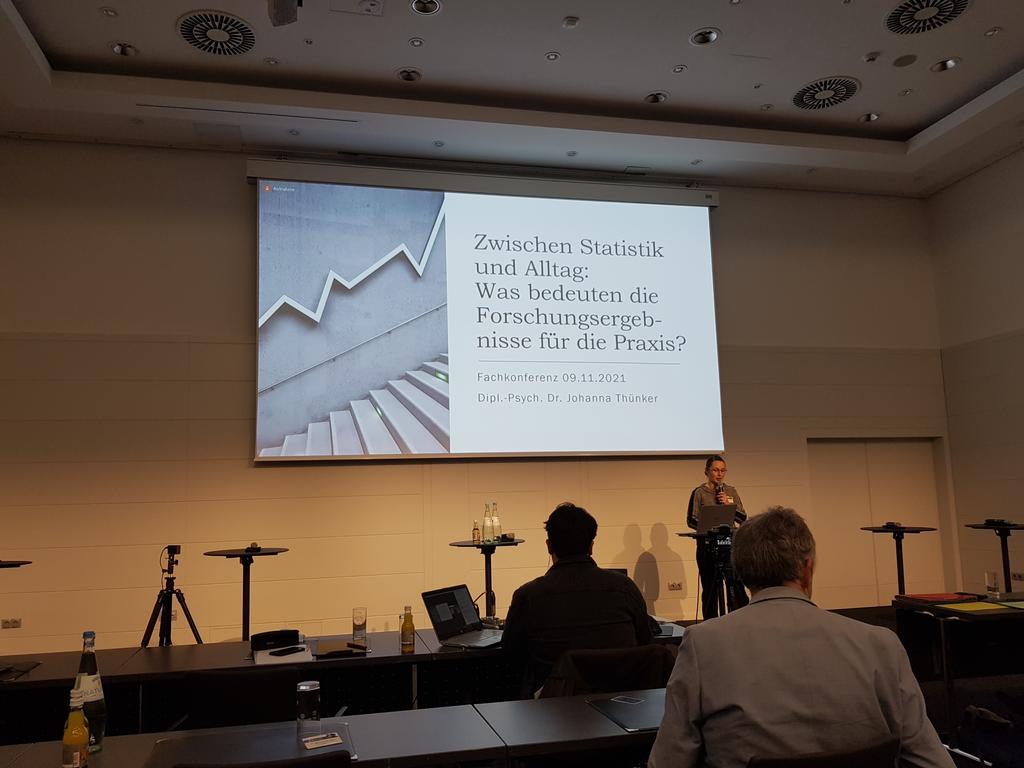 enno_maass's tweet photo. Johanna Thünker "Zwischen Statistik und Alltag: Was bedeuten die Forschungsergebnisse für die Praxis" #kinderbrauchenmehr #jugendbrauchtmehr https://t.co/4BP8hJitGX
