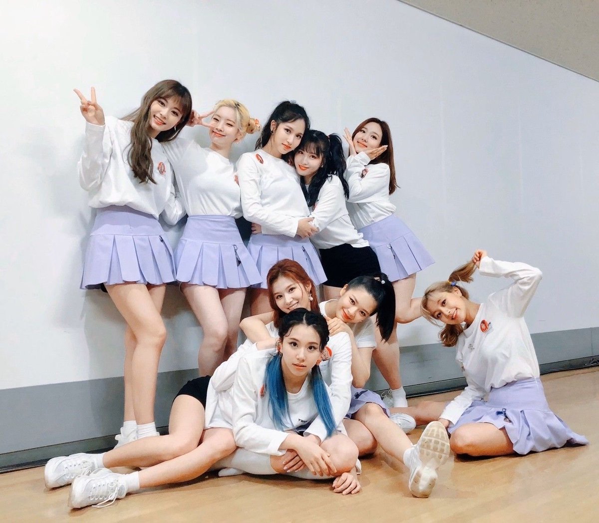 Коллаж цвета. Ёнджун txt. Красивые коллажи. Txt ёнджун cat dog. Идеи для видео в лайке кпоп.