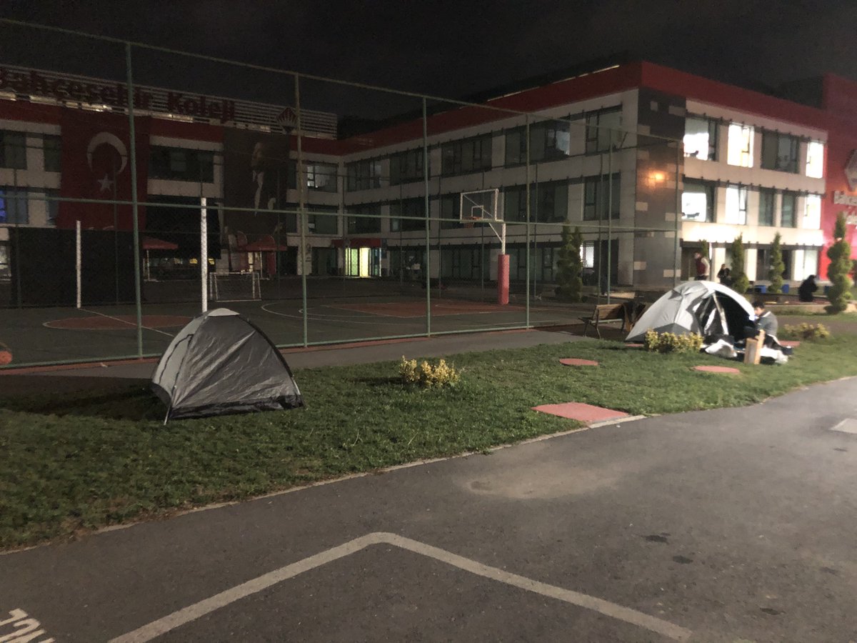 “Işığın Sönmeyecek” 19.05 itibarı ile kamp ateşi ile başladı. Velilerimiz Kamp çadırlarını kurdu, karavanlar gelmeye başladı.
Mustafa Kemal Atatürk imzasını 10 Kasım sabah 09.05’e kadar aralıksız pedal çevirerek aydınlık tutacağız.
#İdeallerininİzindeyiz
#IşığınSönmeyecek