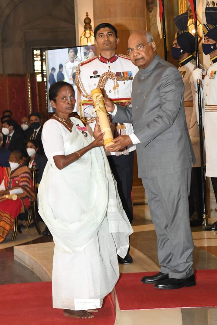 HinduVoice_in's tweet photo. She is Padmashri Guruma Kamali Soren. She worked relentlessly to bring back converted adibasis by christian missionaries. She also recovered many girls who are converted to islam. She is from West Bengal’s Maldah district's Gazol block. She received Padmashri today.
Pranam🙏 https://t.co/c17cYa5zHU