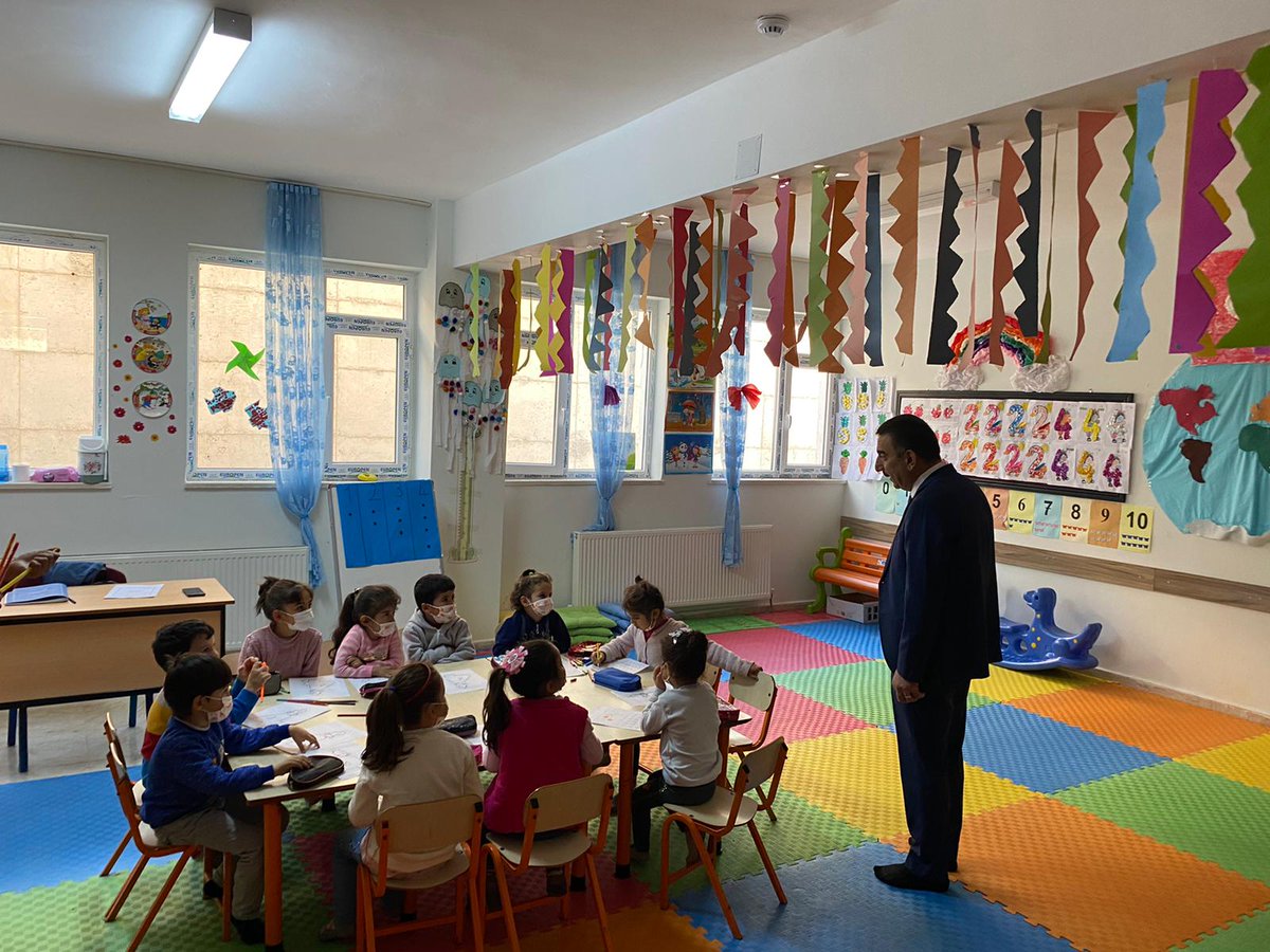 Vali/Belediye Başkan V. Osman Hacıbektaşoğlu, eşi Güney Hacıbektaşoğlu Hanımefendi ile birlikte Tillo ilçesine bağlı İkizbağlar Köyü Anasınıfı ile İlk ve Ortaokulunu ziyaret etti.