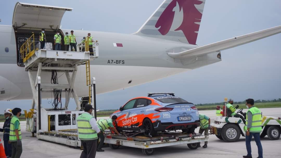 bangzul_ntb's tweet photo. Alhamdulillah Logistik utk WSBK terus tiba di Bandara kita...Hari ini Qatar Airways kembali membawa logistics utk WSBK 19 sd 21 Nov 2021 ini..Safety Car utk WSBK pun sdh tiba di Mandalika... https://t.co/h6vCdAwcSm