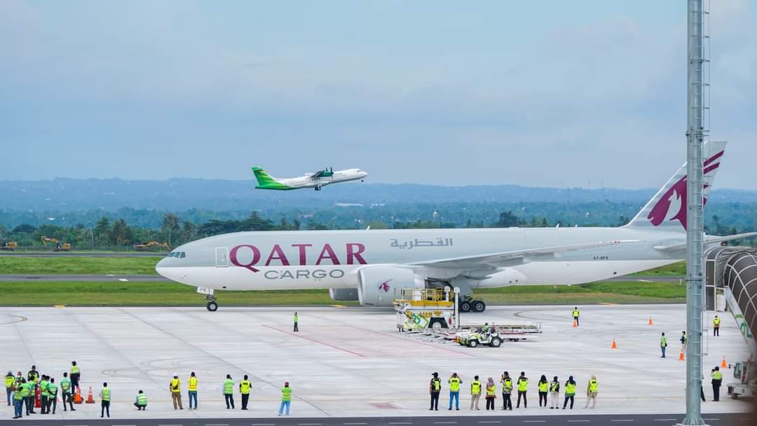 bangzul_ntb's tweet photo. Alhamdulillah Logistik utk WSBK terus tiba di Bandara kita...Hari ini Qatar Airways kembali membawa logistics utk WSBK 19 sd 21 Nov 2021 ini..Safety Car utk WSBK pun sdh tiba di Mandalika... https://t.co/h6vCdAwcSm