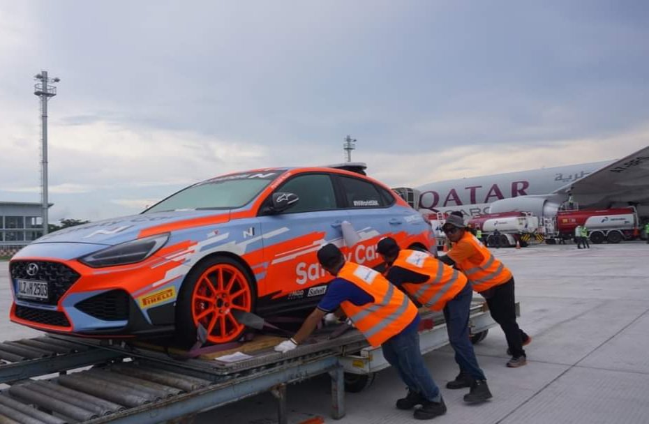bangzul_ntb's tweet photo. Alhamdulillah Logistik utk WSBK terus tiba di Bandara kita...Hari ini Qatar Airways kembali membawa logistics utk WSBK 19 sd 21 Nov 2021 ini..Safety Car utk WSBK pun sdh tiba di Mandalika... https://t.co/h6vCdAwcSm