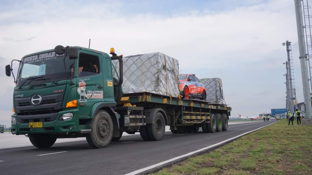 bangzul_ntb's tweet photo. Alhamdulillah Logistik utk WSBK terus tiba di Bandara kita...Hari ini Qatar Airways kembali membawa logistics utk WSBK 19 sd 21 Nov 2021 ini..Safety Car utk WSBK pun sdh tiba di Mandalika... https://t.co/h6vCdAwcSm