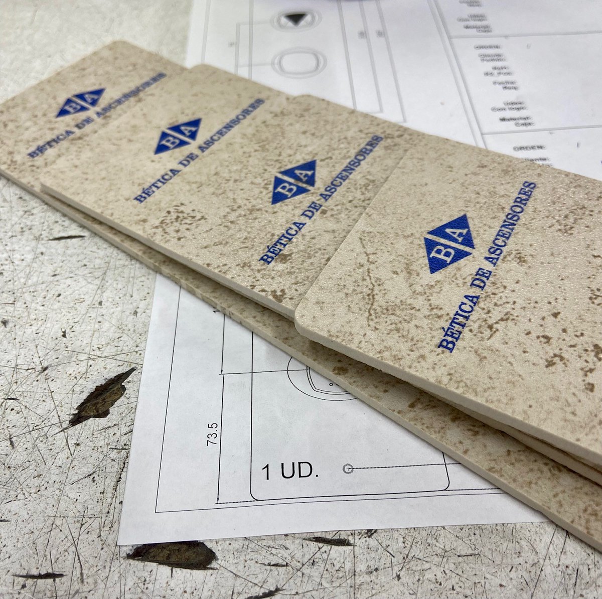CehamSL's tweet image. Podemos ofrecerte asesoramiento e infinidad de materiales para hacerte las botoneras del ascensor
Esta reforma hecha en Sevilla, parte de un suelo porcelánico de 6mm acabado "Concrete", las  #botoneras se han fabricado con el mismo material, pero en espesor 3mm.