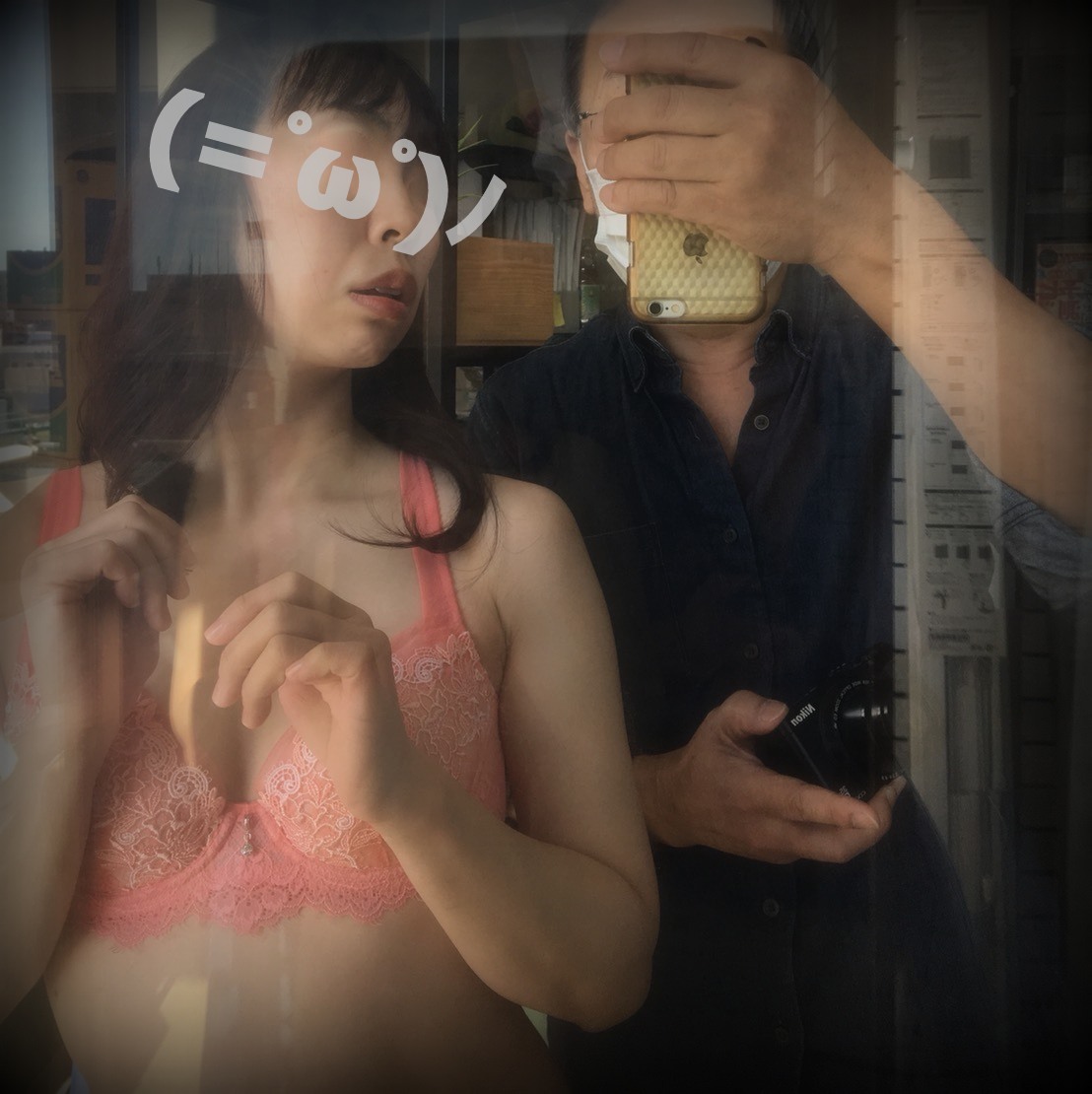 Otoha__ura's tweet photo. スマホを逆さに掴んで
顔の真正面で構えるだけ👌

シャッターも
親指で楽に押せます

自撮りレッスンが
5分→５秒で完了 (=ﾟωﾟ)ﾉ

是非一度お試しあれ‼

📷 https://t.co/GL3goFGESa https://t.co/dWB9qMK5Gf